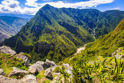 山间的河流