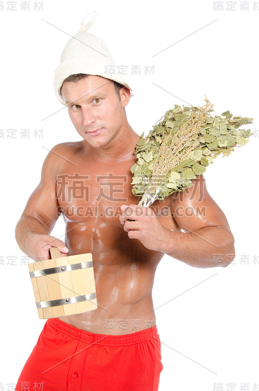 性感的男人在蒸桑拿。芬兰桑拿。孤立。