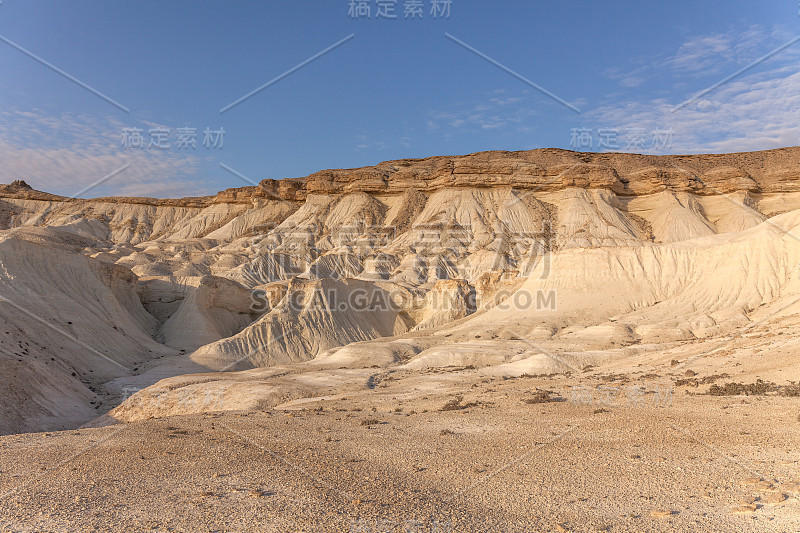 乌斯特高原的日出。Boszhir区。干燥海洋的海底特提斯。岩石残余。哈萨克斯坦。有选择性的重点