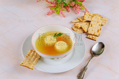 美味的无酵饼丸子汤配胡萝卜和无酵饼面包。