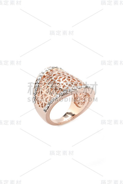 白色背景上的金戒指