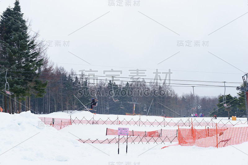 缆车驶向雪山。Fujiten雪度假村