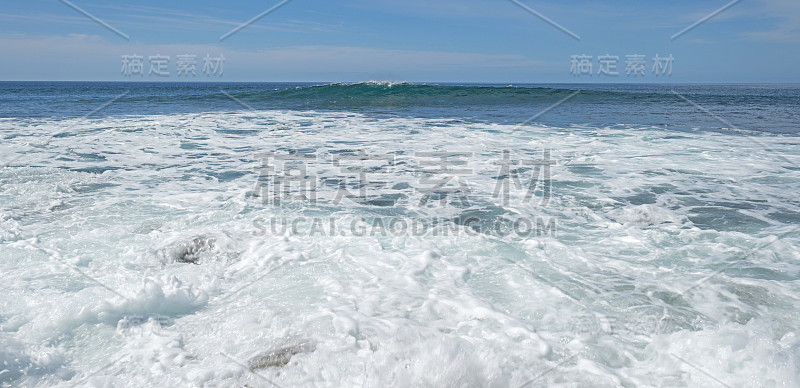 夏天海边的岩石海滩