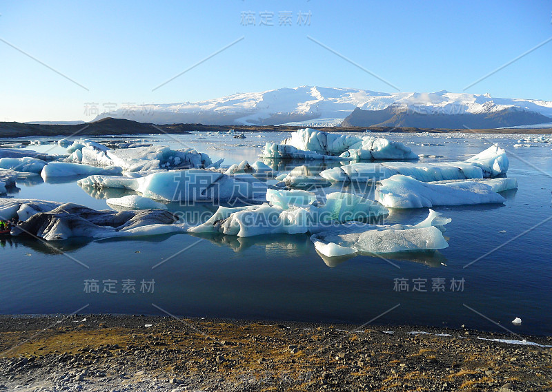 冰岛南部初冬时节，蓝色冰山漂浮在冰川泻湖上