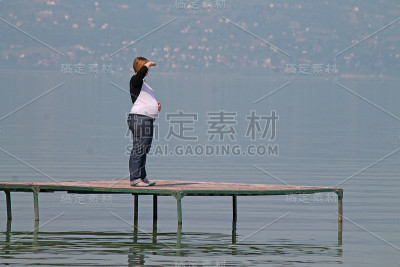 远处的女人正在码头上看着