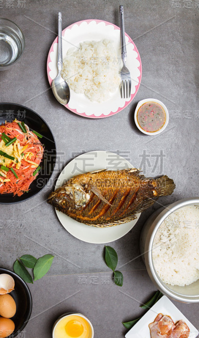 餐的食物。