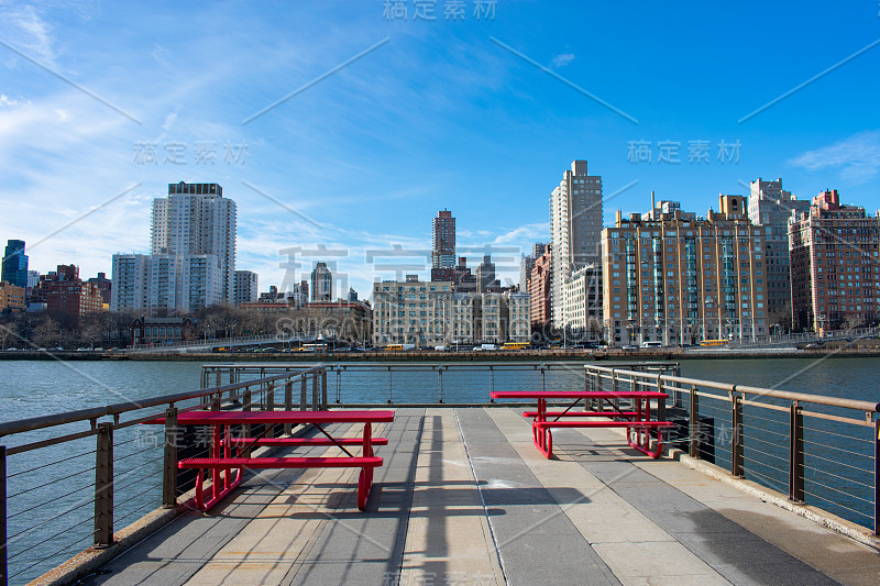 东河沿岸，罗斯福岛的红野餐桌，望向纽约上东区的天际线