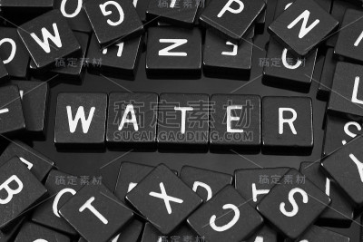 拼写“water”的黑色字母瓷砖