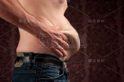 瘦人抱着他的胖肚子