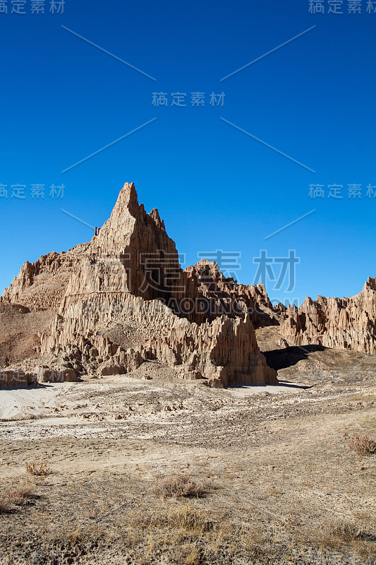 戏剧性的山丘和砂岩峡谷在沙漠景观。