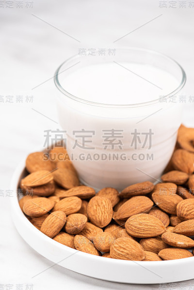 杏仁牛奶。替代非乳制品有机牛奶。植物性食物