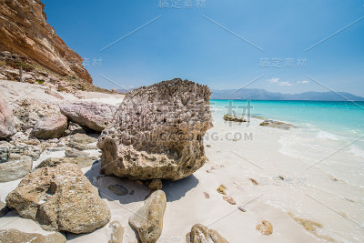 平静的海岸上的石头