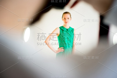在摄影棚工作的摄影师