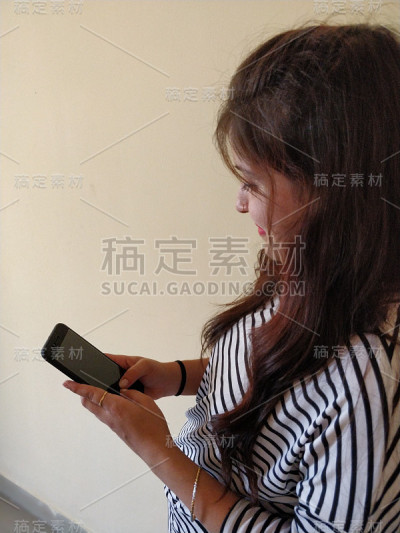 年轻女子使用智能手机