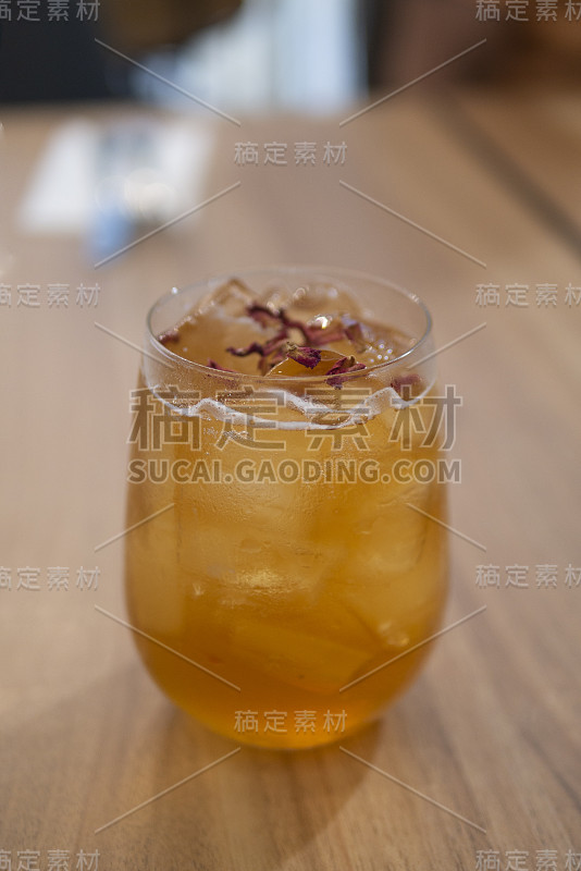 凉煮水果茶鸡尾酒或鸡尾酒饮料在咖啡厅为健康的生活方式