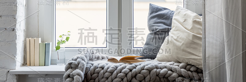 木制窗台上的休闲区