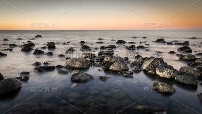 岩石在水里