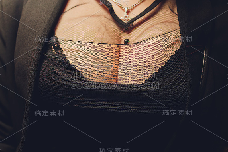 肩,女性乳房。黑色礼服领口和皮草领。