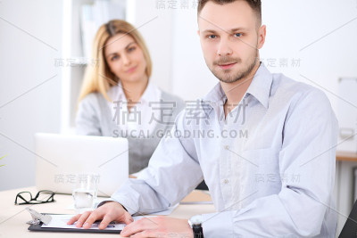 两个成功的商业伙伴在办公室开会。关注的人
