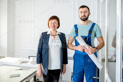 高级建筑师或客户的修理工