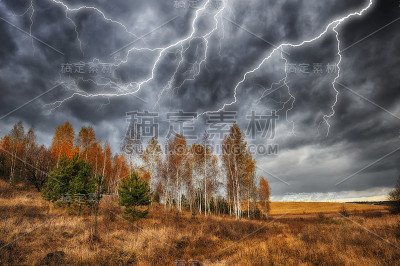 雷声的天空。闪电划过天空。乌云
