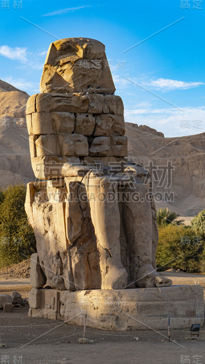 门农巨像，两座巨大的阿蒙霍特普三世石像，他在十八王朝统治埃及。