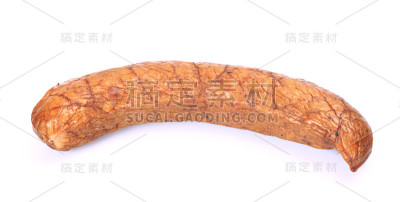 白色背景上的烤香肠