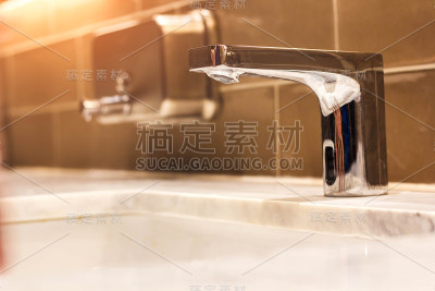 水龙头在浴室豪华墙背景。