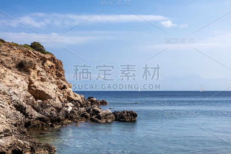 有岩石峭壁和蓝色海水的爱琴海