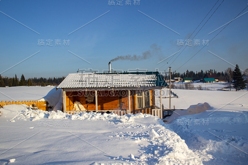 冬天的木浴。冬天的风景。冬天在西伯利亚