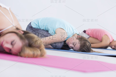 年轻女性的放松姿势