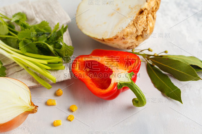 蔬菜汤的配料:鲱鱼根，洋葱，胡椒，玉米，青菜。
