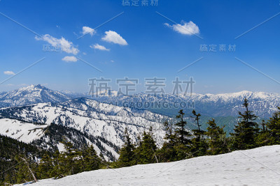 在春天，从爱祖玛阁山上看久臣阁和智武阁