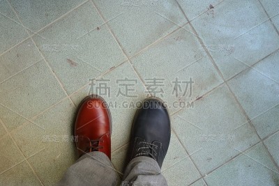 穿不匹配的鞋子并不违法