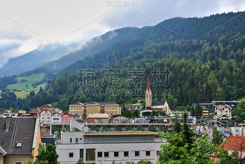 阿尔卑斯山附近一个小镇的全景。