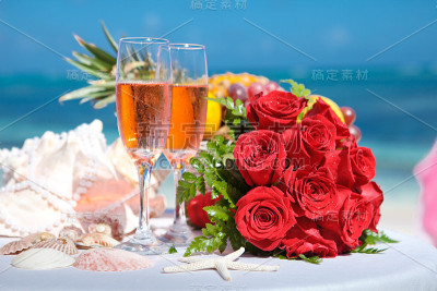 以大海为背景的婚礼花束