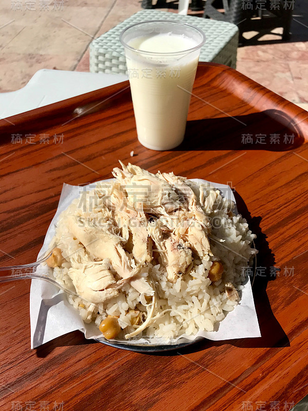 土耳其街头食物鸡肉和米饭酪乳Ayran / Tavuk Pilav或Pilaf。