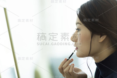 年轻女子化妆