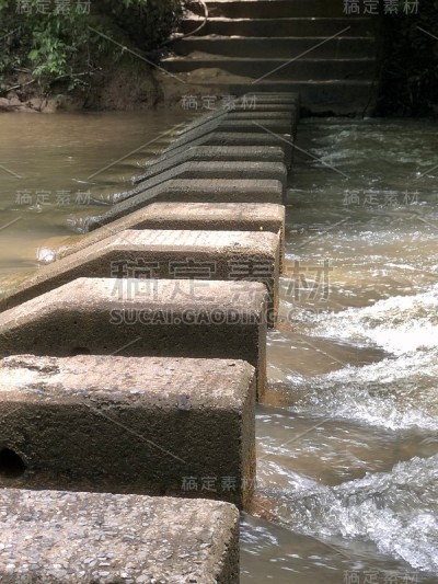 混凝土穿越河流