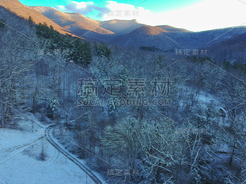 无人机拍摄的北卡州阿什维尔蓝岭山脉的冬季雪景。阿巴拉契亚山脉的雪。