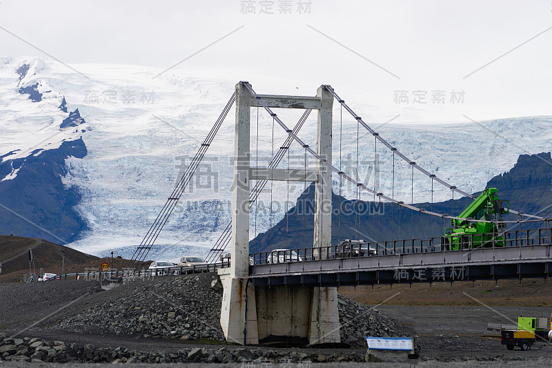 美丽寒冷的风景Jokulsarlon冰川泻湖，冰岛，在夏天，以桥为背景