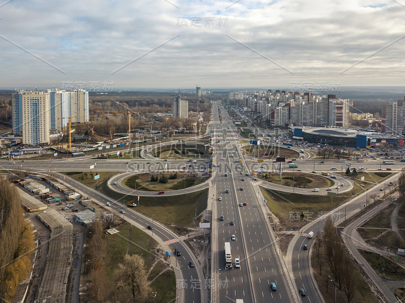 高速公路鸟瞰图。基辅，乌克兰首都