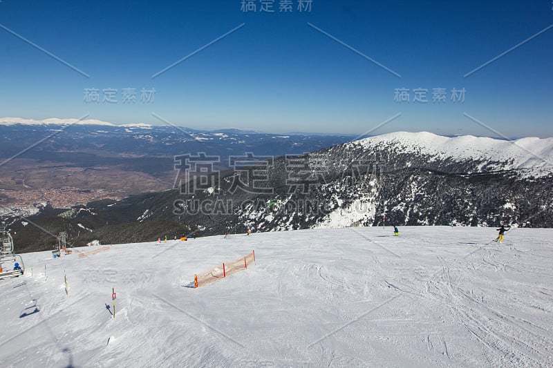 保加利亚班斯科的滑雪胜地，美丽的山和白雪皑皑的树