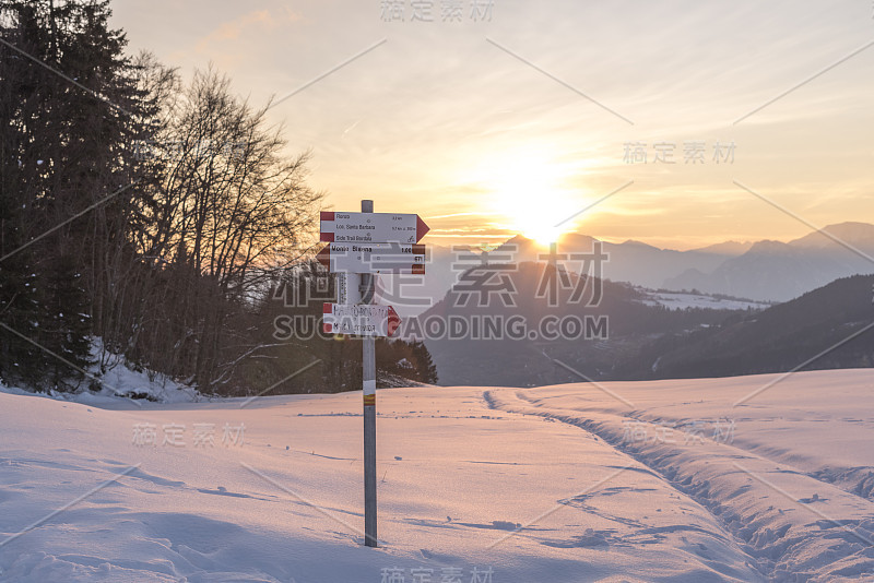 白云石在特伦蒂诺意大利地方在冬季到处下雪