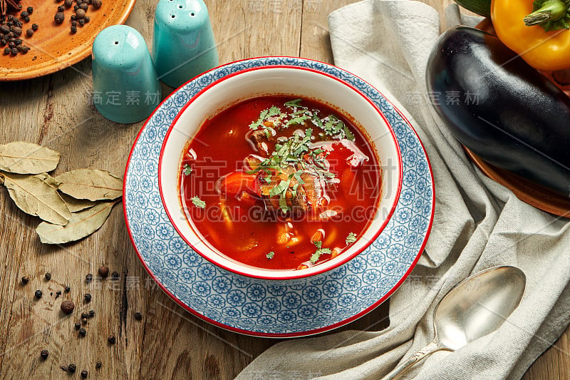 靠近拉曼-中亚菜拉面，肉，羊肉和蔬菜。辣味红汤。东方美食