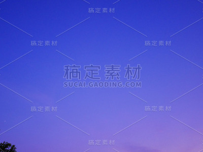天空有戏剧性的多云日落和太阳