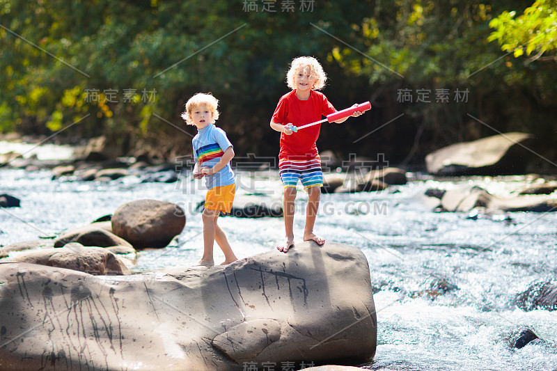 孩子们在山里徒步旅行。河边的孩子们。