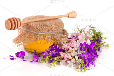 蜂蜜与野花孤立的白色背景