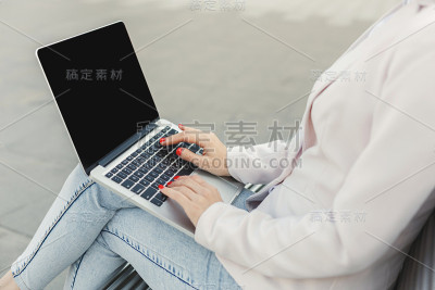 女商人在户外时髦的休闲用品