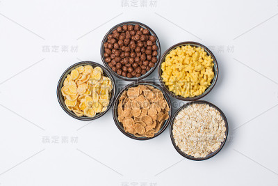 不同类型的薄片在碗上白色